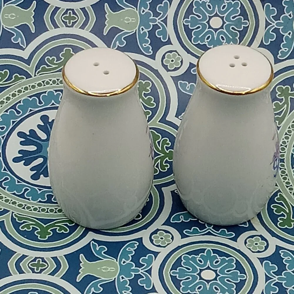 Souvenir SEATTLE WASHINGTON Space Needle Ceramic Salt & Pepper Shakers White 3